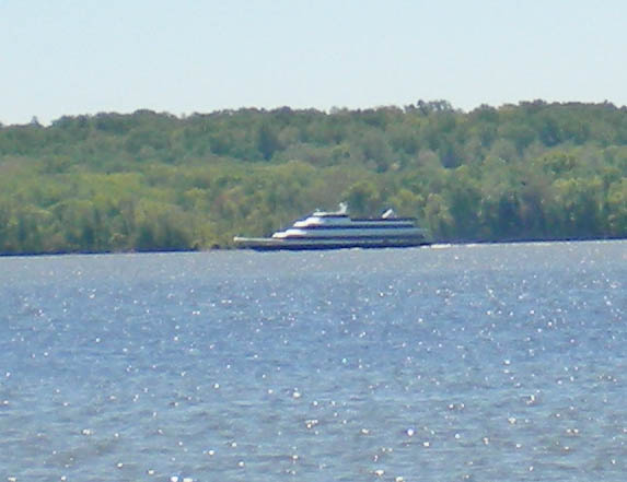Nina's Dandy plying the Potomac